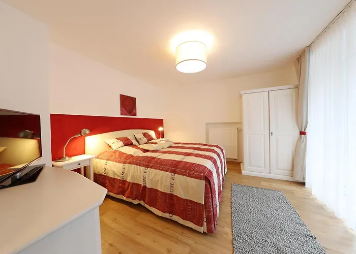 豪斯伊利斯酒店 *