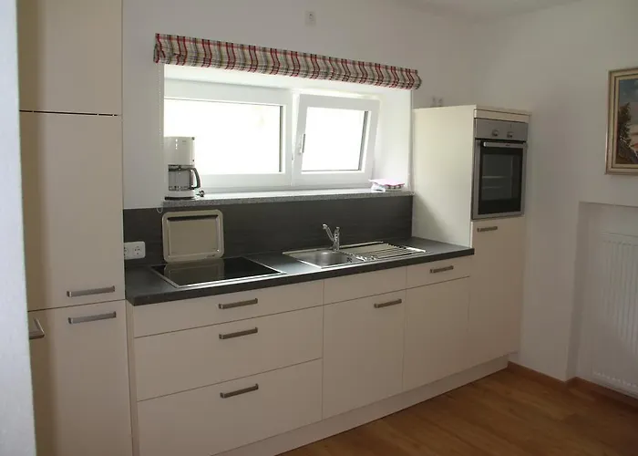 豪斯伊利斯酒店 *